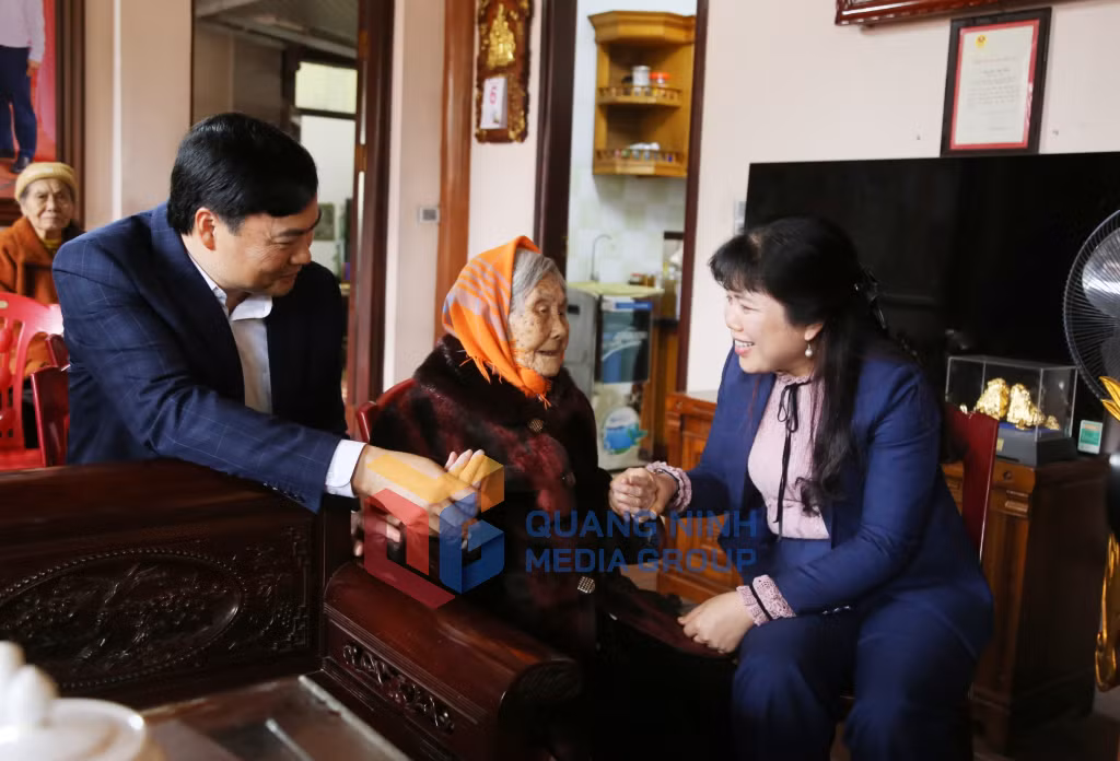 Phó Trưởng Đoàn ĐBQH tỉnh Nguyễn Thị Thu Hà thăm hỏi, chúc Tết Mẹ Việt Nam Anh hùng Nguyễn Thị Huệ (2-2026). Ảnh: Nguyễn Thanh