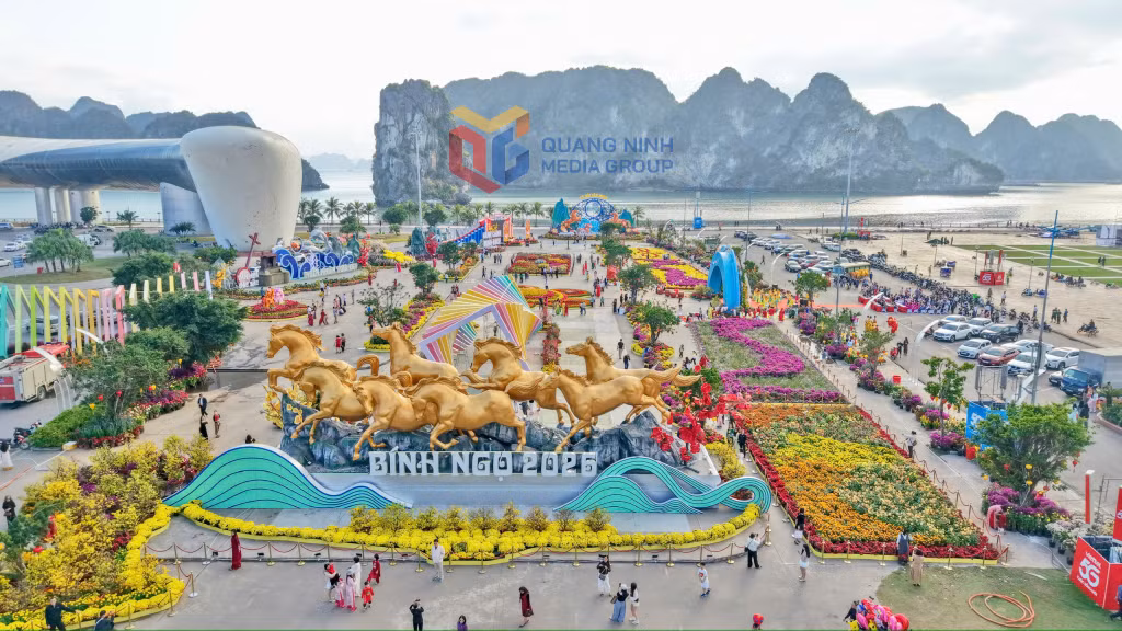 Khung cảnh rực rỡ của Đại lộ hoa và công nghệ ánh sáng bên Vịnh Hạ Long với chủ đề “Quảng Ninh - Xuân di sản, kỳ quan số”.