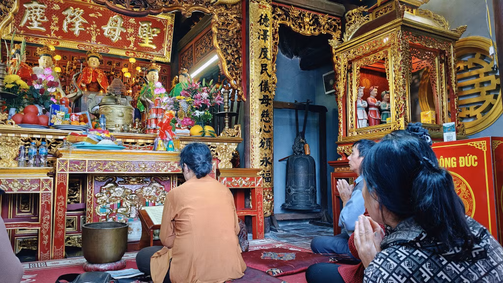 Nằm ở vị trí đẹp trên nền đất cao, mặt hướng ra Vịnh Hạ Long, đền gồm 3 gian bái đường và 1 gian hậu cung. Trong đền có đầy đủ nghi trượng, bát bửu, các đồ tế khí... Khuôn viên đền còn có Cung Phật, Cung Mẫu nên từ lâu, đền Đức Ông Trần Quốc Nghiễn đã trở thành một địa chỉ tâm linh thân thuộc với rất nhiều người dân Quảng Ninh.