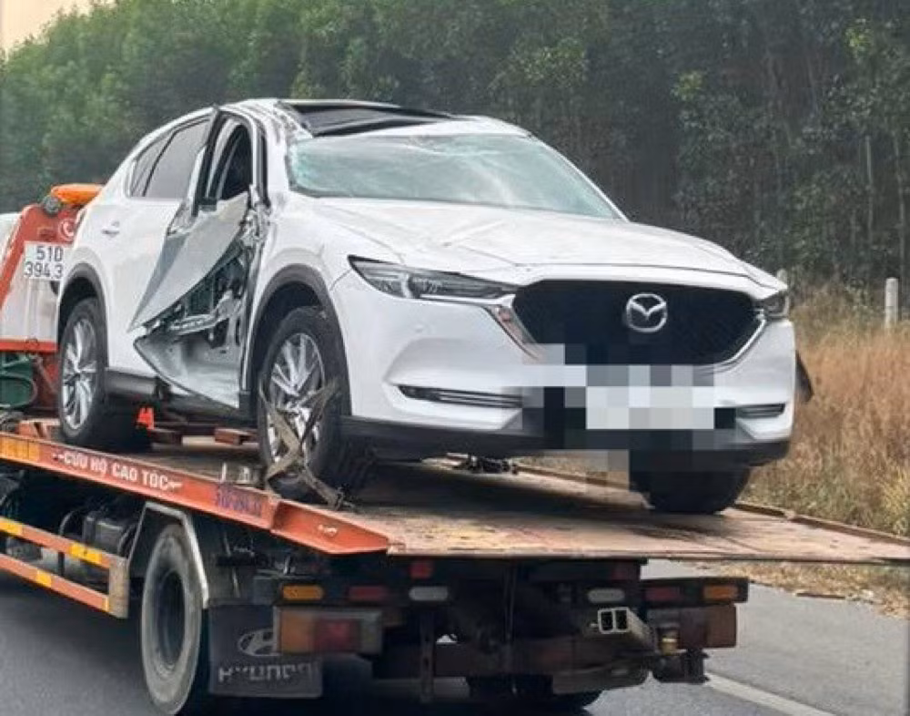 Xe cẩu cứu hộ đưa xe ôtô bị nạn rời hiện trường. Ảnh: Phạm Duy