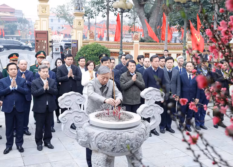 Tổng Bí thư Tô Lâm và đoàn công tác Trung ương dâng hương tại Nhà tưởng niệm Trung tướng Nguyễn Bình, xã Nguyễn Văn Linh, tỉnh Hưng Yên. (Ảnh: THỐNG NHẤT-TTXVN)