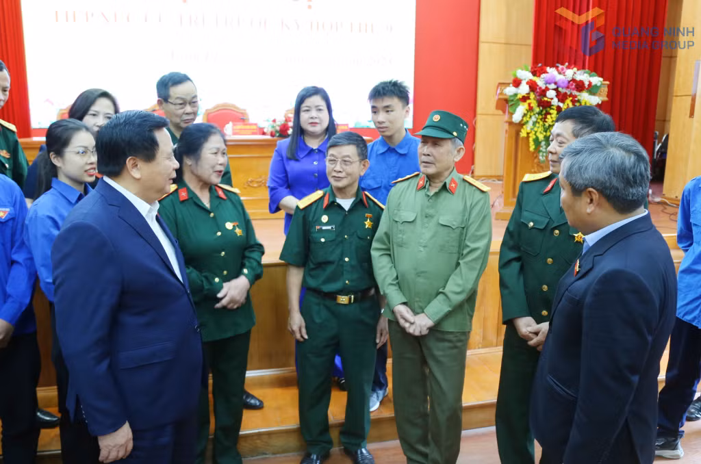 Các ĐBQH tỉnh trò chuyện với cử tri bên lề buổi tiếp xúc cử tri trước Kỳ họp thứ 9, Quốc hội khóa XV, ngày 13/4/2025.