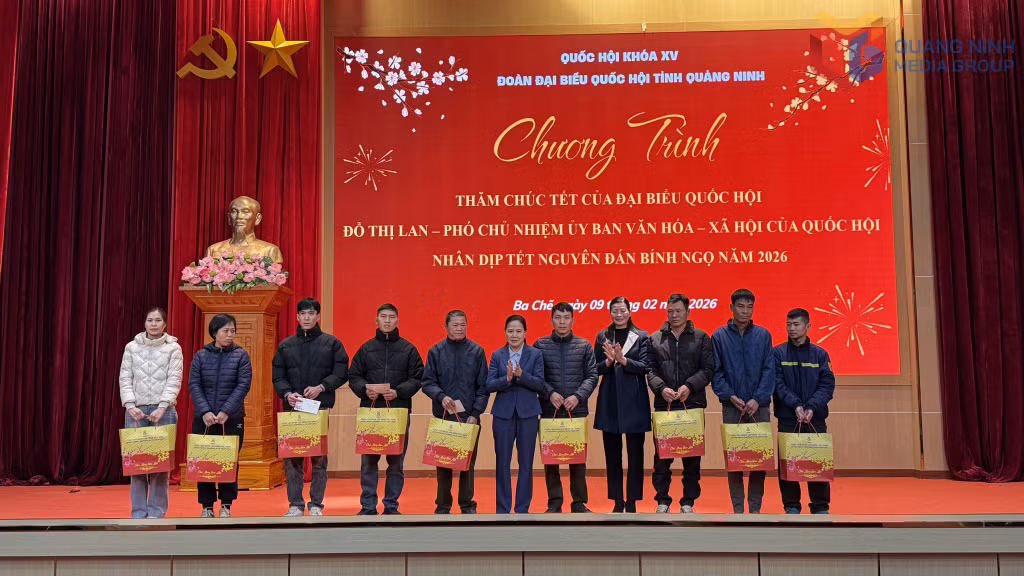 Đại biểu Quốc hội Đỗ Thị Lan thăm và tặng quà Tết Đảng bộ, chính quyền và nhân dân xã Ba Chẽ.