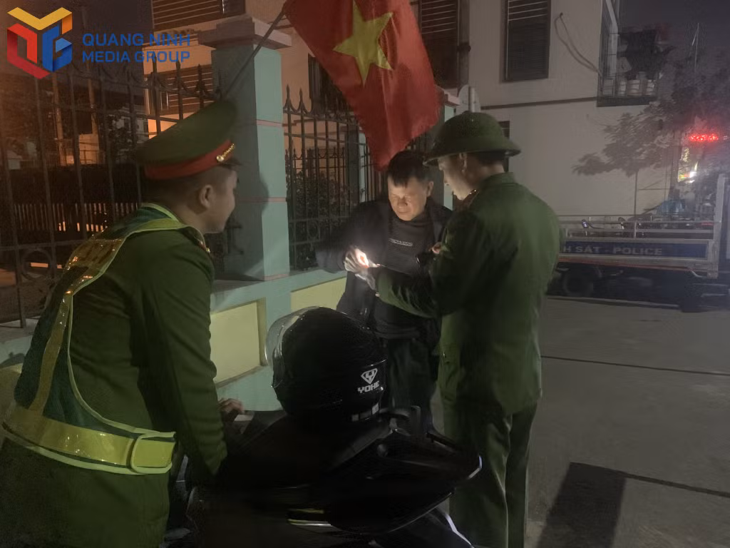 Công an phường Cẩm Phả kiểm tra hành chính người dân tham gia giao thông trên địa bàn.