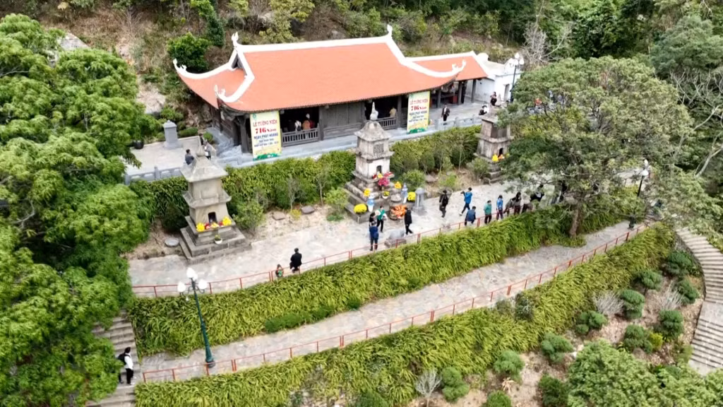 Cây xanh góp phần tạo cảnh quan linh thiêng, trong lành cho chùa, am Ngọa Vân. Ảnh: Nguyễn Trang