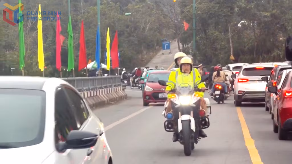 Đội CSGT đường bộ số 1, Phòng CSGT (Công an tỉnh) bố trí các tổ mô tô cơ động phân luồng bảo đảm TTGT trên tuyến đường vào khu danh thắng Yên Tử.
