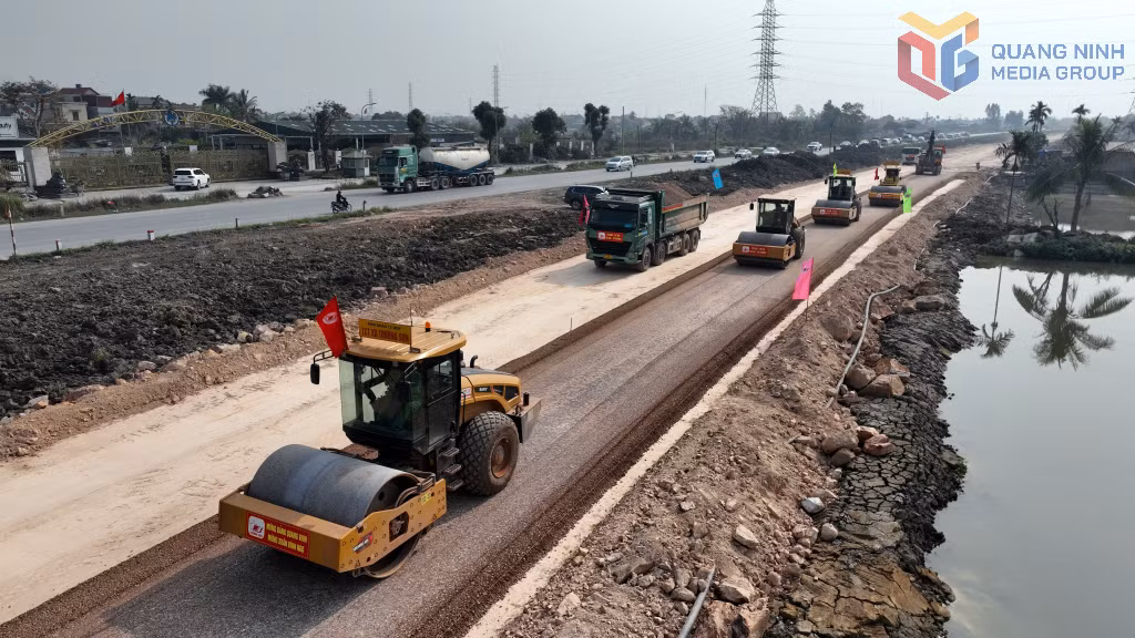 Các nhà thầu huy động máy móc, thiết bị, bố trí các ca kíp trực lao động và thi công dự án Đường ven sông trong ngày 20/2 (mùng 4 Tết Bính Ngọ). Ảnh: Minh Hà