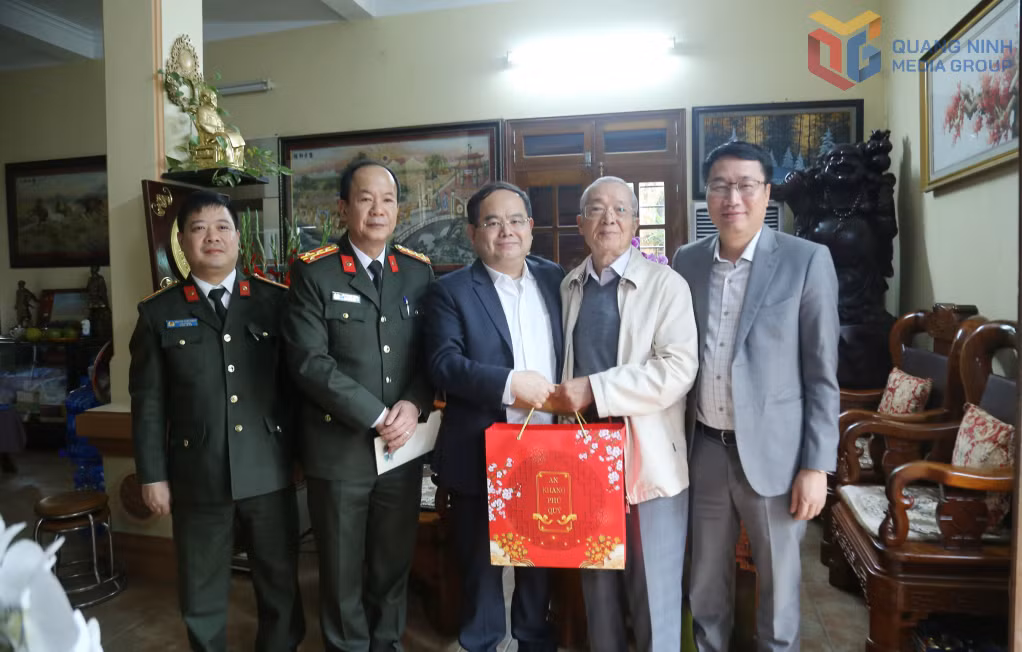Đồng chí Bí thư Tỉnh ủy đến thăm, chúc Tết đồng chí Vũ Nguyên Nhiệm, nguyên Phó Bí thư Thường trực Tỉnh ủy, nguyên Chủ tịch UBND tỉnh.