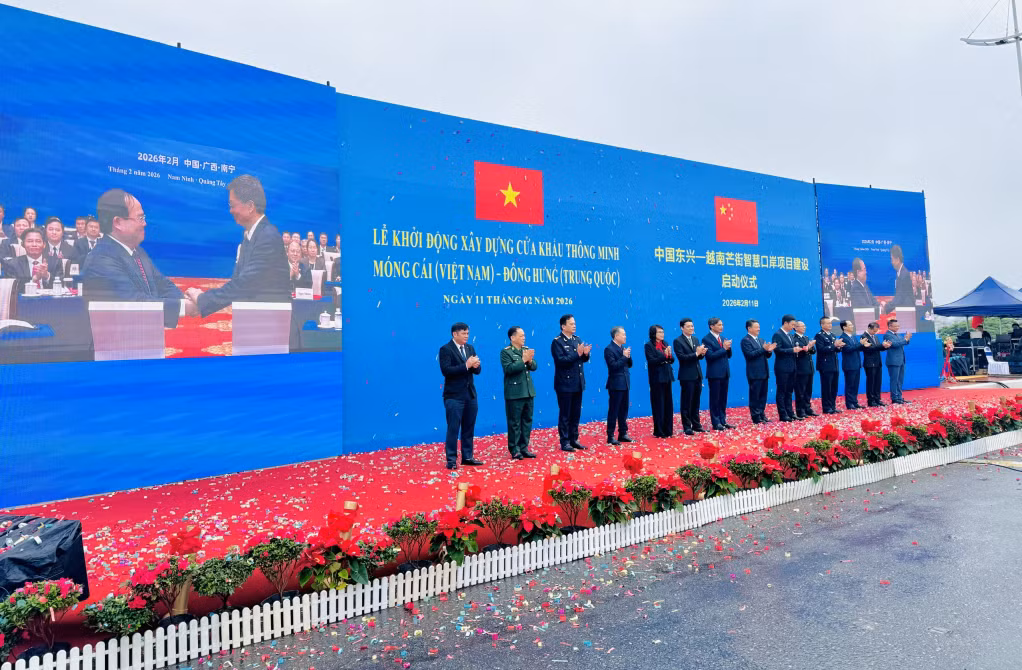 Các đại biểu thực hiện nghi thức khởi động tại vạch phân quản cầu Bắc Luân II.