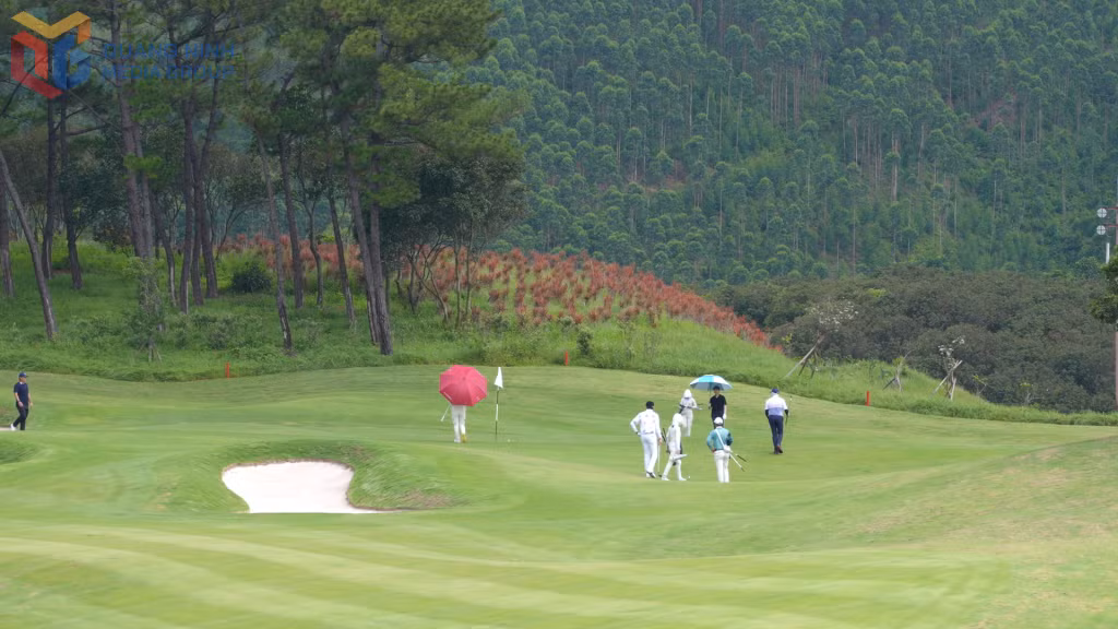Dự án Sân golf Silk Path Đông Triều chính thức được đưa vào khai thác từ tháng 1/2025, góp phần tăng thu ngân sách địa phương. Ảnh: Hải Hà