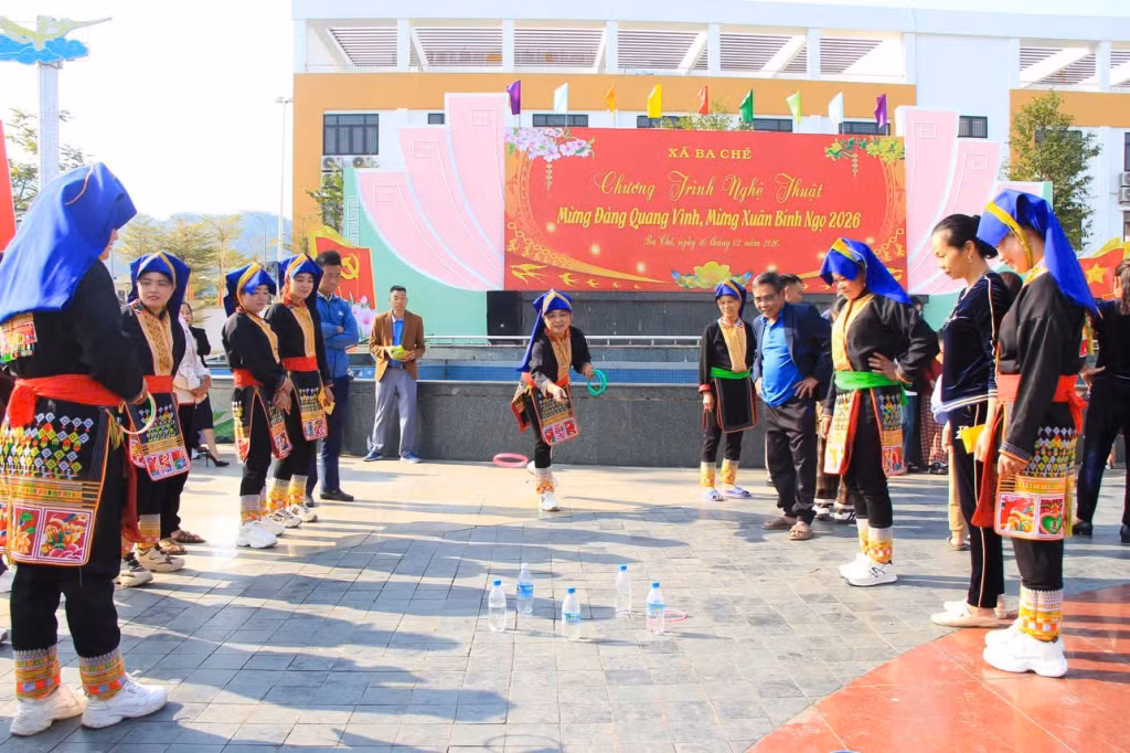 Người dân xã Ba Chẽ háo hức tham gia các trò chơi dân gian.