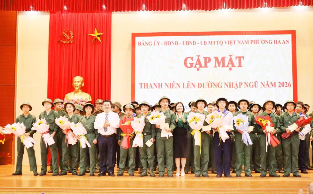 Các đồng chí lãnh đạo cấp ủy, địa phương trao tặng quà động viên thanh niên lên đường nhập ngũ.