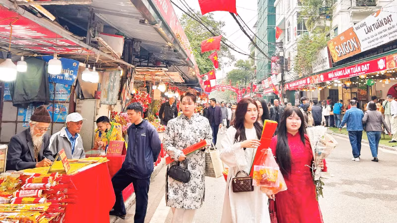Thời tiết miền bắc ấm dần, lý tưởng cho người dân vui xuân.