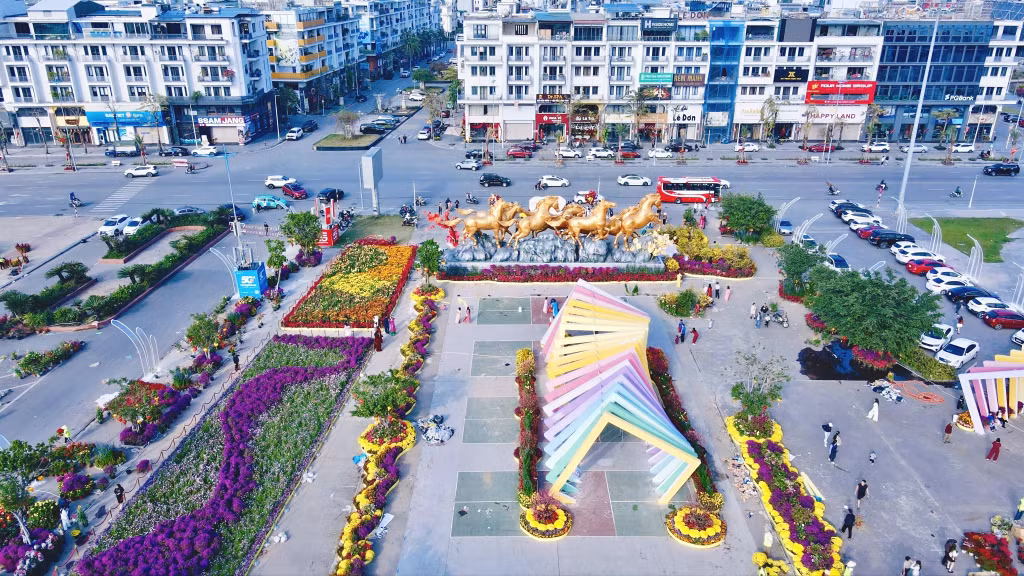 Đại lộ hoa và ánh sáng “Quảng Ninh - Xuân di sản, kỳ quan số” tại khu vực Cung Quy hoạch, Triển lãm và Hội chợ và Quảng trường 30/10 (phường Hạ Long) chắc chắn sẽ là một điểm đến vô cùng đặc sắc thu hút người dân, du khách dịp Tết đến, Xuân về.