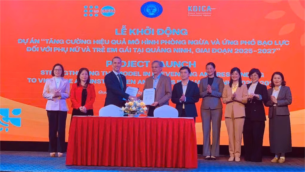 Đại diện Sở Y tế tỉnh Quảng Ninh và Quỹ Dân số Liên hợp quốc ký kết Thỏa thuận hợp tác.