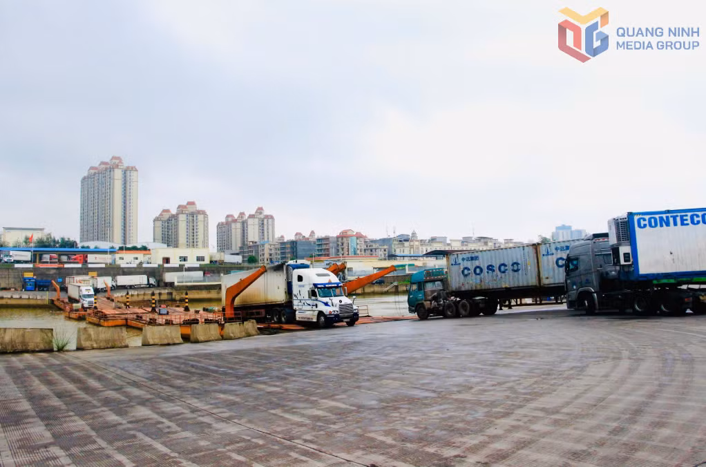 Hoạt động xuất, nhập khẩu qua lối mở cầu phao tạm Km3+4 Hải Yên. Ảnh: Mạnh Trường