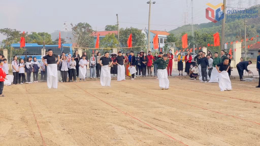 Các trò chơi dân gian thu hút đông đảo bàn con nhân dân cùng CBCS Bội đội biên phòng tham gia.