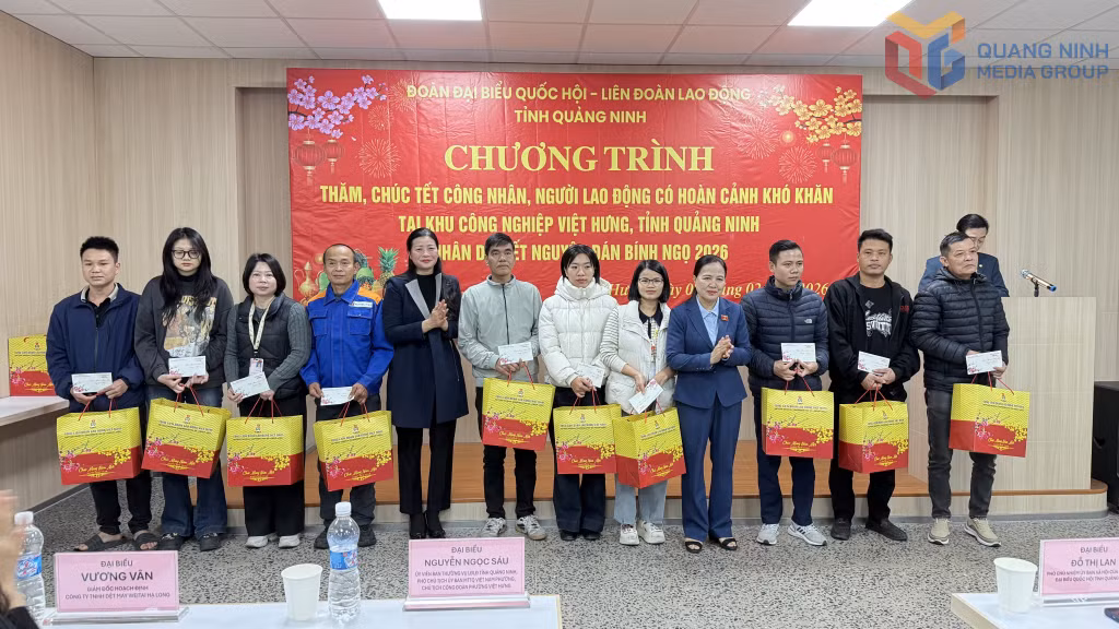 Đoàn Đại biểu quốc hội và LĐLĐ tỉnh tặng quà Tết cho công nhân.