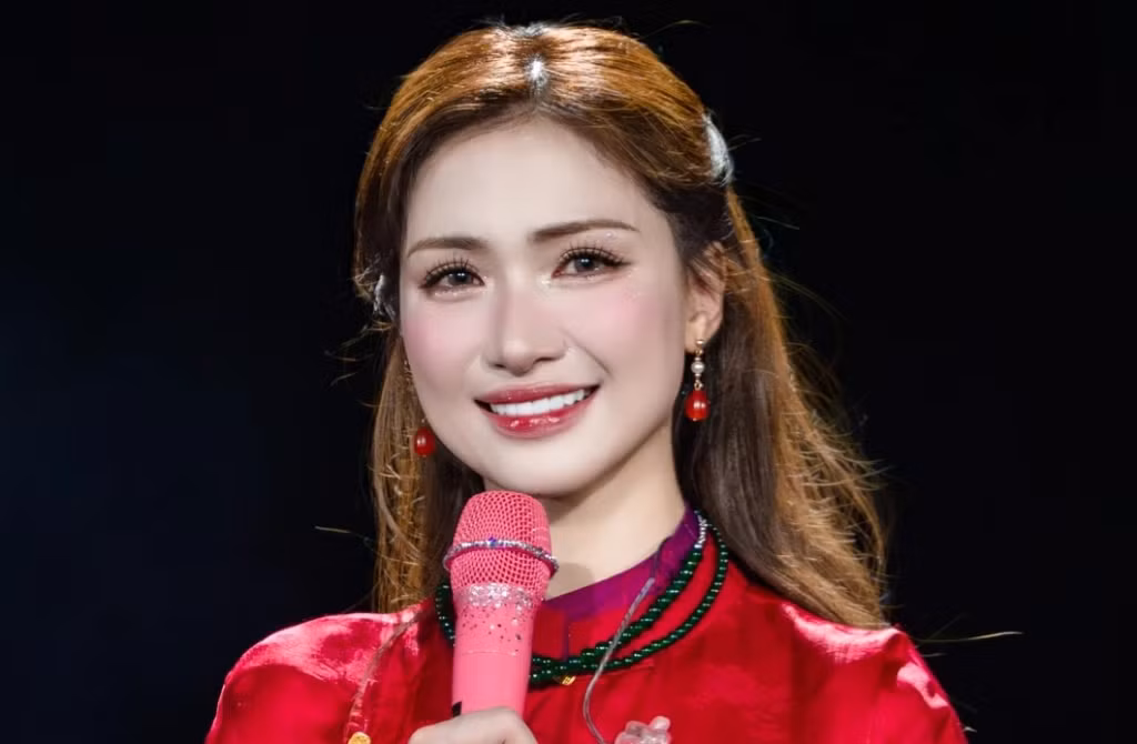 Hòa Minzy xúc động trong fan concert đầu tiên của sự nghiệp, khi được hàng ngàn khán giả cổ vũ, hô tên - Ảnh: BTC