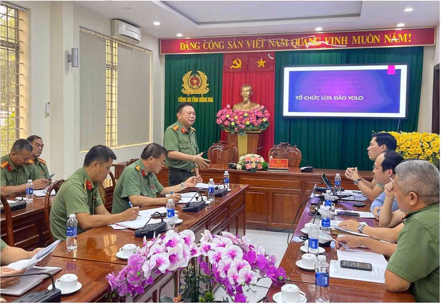 Đại tá Nguyễn Phương Đằng – Phó Giám đốc Công an tỉnh phát biểu ý kiến với các đơn vị tham gia phá án. Ảnh: Công an tỉnh Đồng Nai