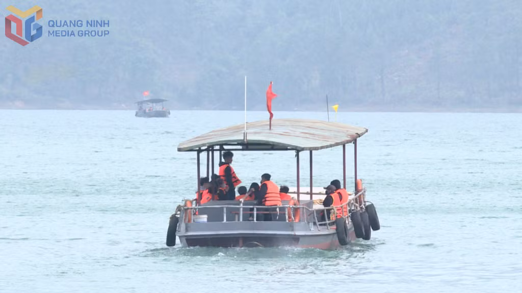 Các đò chở khách tham quan chùa Lôi Âm (phường Tuần Châu) chỉ được xuất bến khai tất cả khách đã mặc áo phao.