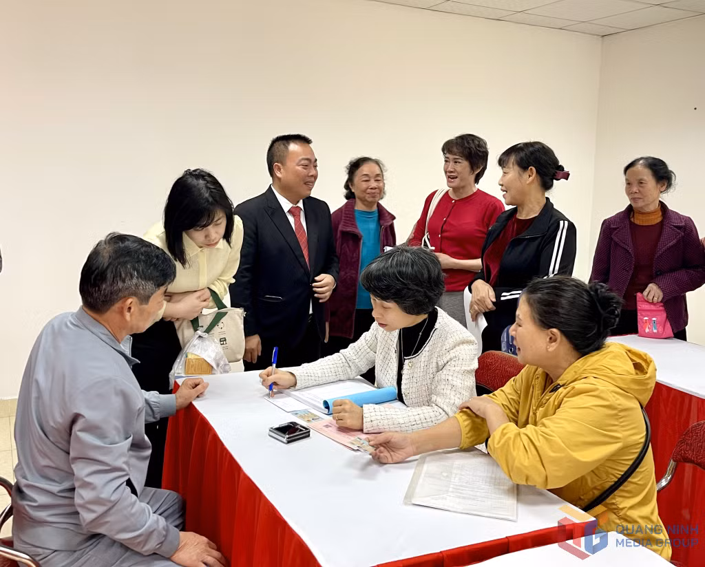 Các hộ dân bày tỏ niềm vui với lãnh đạo phường khi được trao GCNQSDĐ sau nhiều năm chờ đợi.