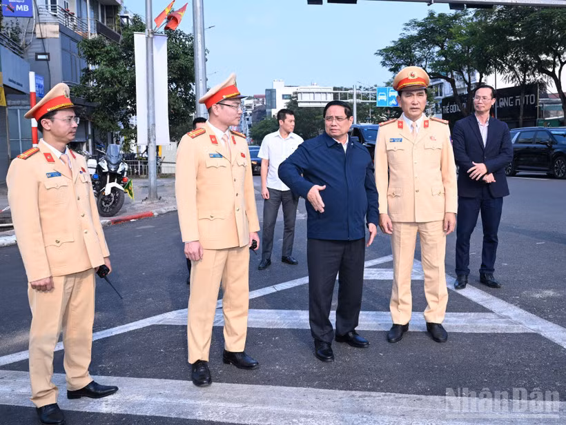 Thủ tướng Chính phủ Phạm Minh Chính đi kiểm tra thực tế công tác điều tiết giao thông tại nút giao Nguyễn Văn Cừ-Ngọc Thụy (Hà Nội) của lực lượng Cảnh sát giao thông. (Ảnh: Trần Hải)