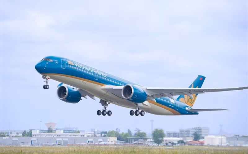 Các hãng hàng không phát đi thông báo điều chỉnh lịch bay và hướng dẫn khách hàng chủ động kiểm tra email, tin nhắn hoặc liên hệ tổng đài, phòng vé, đại lý để được hỗ trợ nhanh nhất. Ảnh: VNA