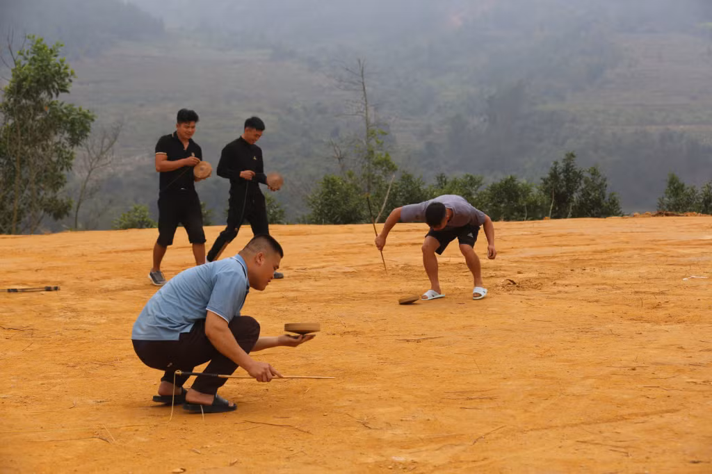 Trò chơi đánh quay diễn ra tại các thôn vùng cao của xã.