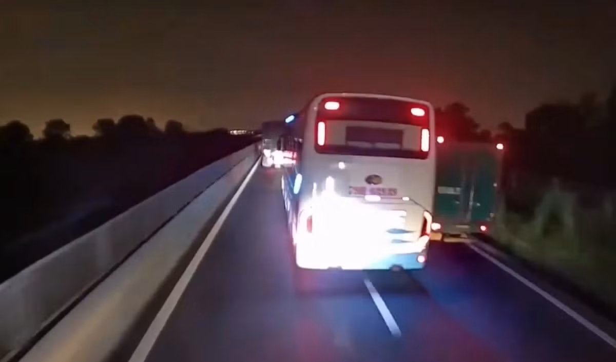 Thời điểm xe khách vi phạm và bị xử phạt. Ảnh: Cảnh sát Giao thông