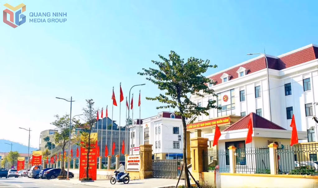Phường Việt Hưng rực rỡ cờ đỏ, khẩu hiệu chào mừng Đại hội XIV của Đảng.