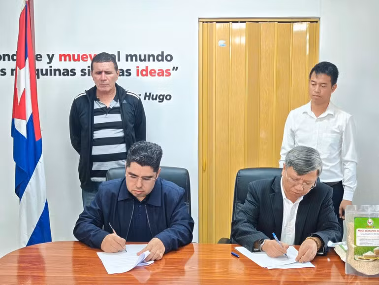 Đại sứ Lê Quang Long và Thứ trưởng Nông nghiệp Cuba Telce González Morera ký biên bản bàn giao.