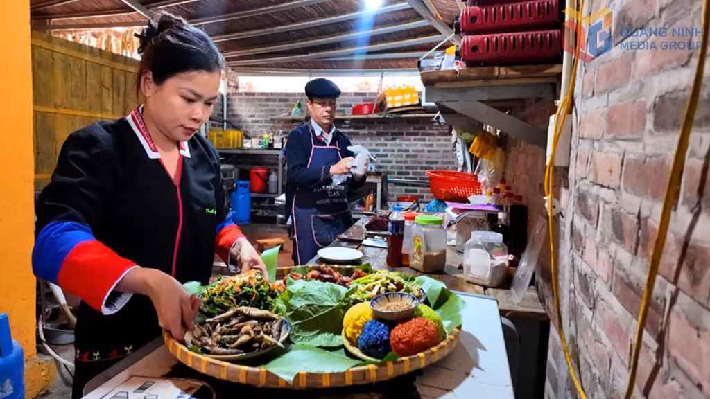 Chị Hương tận tay chế biến các món ăn đặc sắc của người Dao Thanh Y phục vụ du khách.