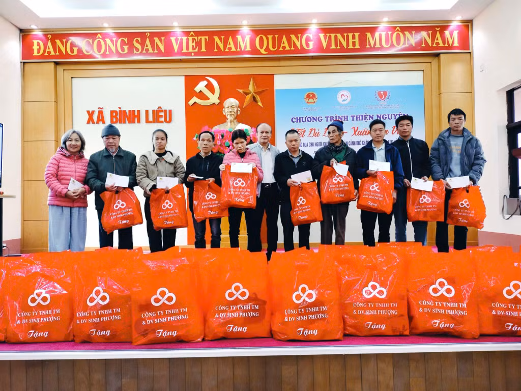 Ban tổ chức trao 40 suất quà cho người khiếm thị trên địa bàn xa trung tâm các xã Bình Liêu, Lục Hồn, Hoành Mô.