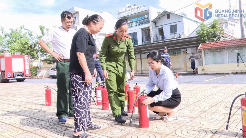 Người dân phường Đông Triều tham gia tập huấn các nội dung về PCCC.