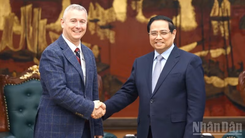 Thủ tướng Chính phủ Phạm Minh Chính và Đại sứ Vương quốc Bỉ tại Việt Nam Karl Van den Bossche. (Ảnh: Trần Hải)
