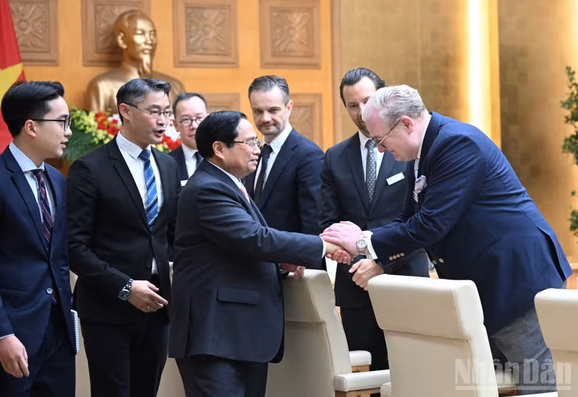 Thủ tướng Chính phủ Phạm Minh Chính với các doanh nghiệp của Thụy Sĩ và châu Âu. (Ảnh: TRẦN HẢI)