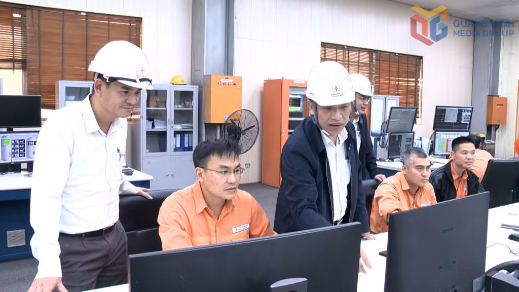 Lãnh đạo Công ty cổ phần Nhiệt điện Quảng Ninh kiểm tra vận hành tại Trung tâm điều hành sản xuất.