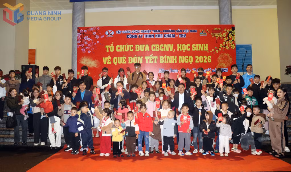 Lãnh đạo Công ty Than Khe Chàm lì xì năm mới cho gia đình công nhân về quê đón Tết.