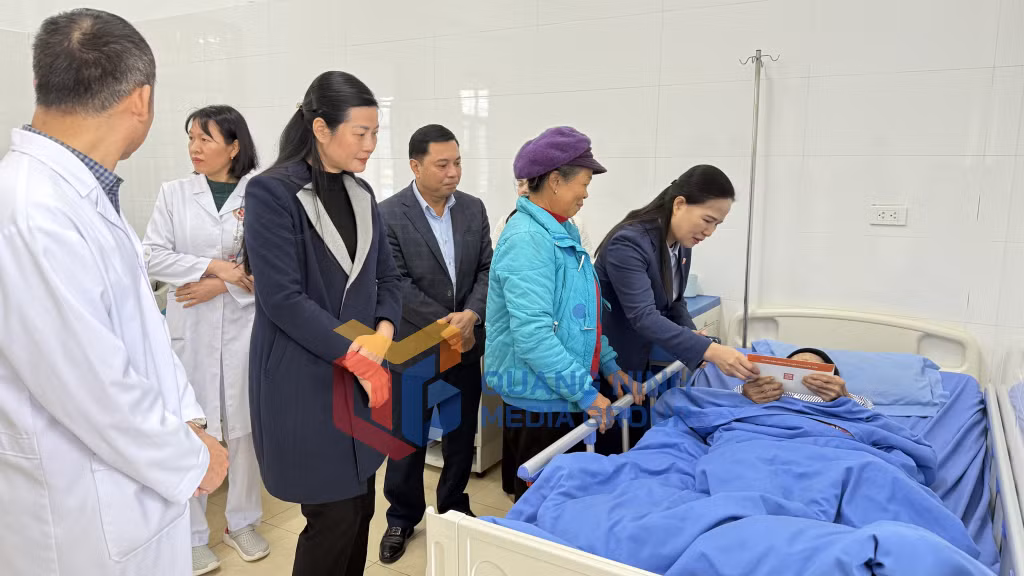 Đồng chí Đỗ Thị Lan thăm và chúc Tết y bác sĩ và bệnh nhân đang điều trị tại Bệnh viện Đa khoa khu vực Tiên Yên – Cơ sở 2 (2-2026). Ảnh: Thanh Hằng