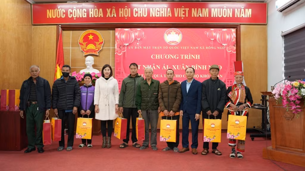 Lãnh đạo Ủy ban MTTQ Việt Nam xã Đông Ngũ trao quà Tết của Ủy ban MTTQ tỉnh cho các hộ gia đình có hoàn cảnh khó khăn trên địa bàn.