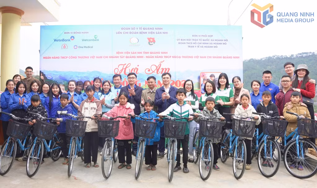 Ban Tổ chức trao tặng 10 suất quà cho học sinh được nhận đỡ đầu gồm tiền mặt, đồ dùng học tập, áo ấm và xe đạp đến trường.