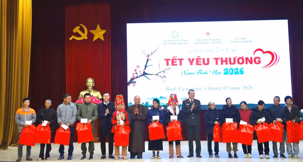 Trao 300 suất quà cho các hộ dân trên địa bàn các xã Bình Liêu, Hoành Mô, Lục Hồn.