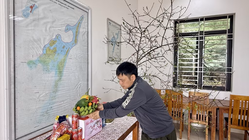 Cán bộ Tổ công tác đảo Lạch Chè chuẩn bị Tết.
