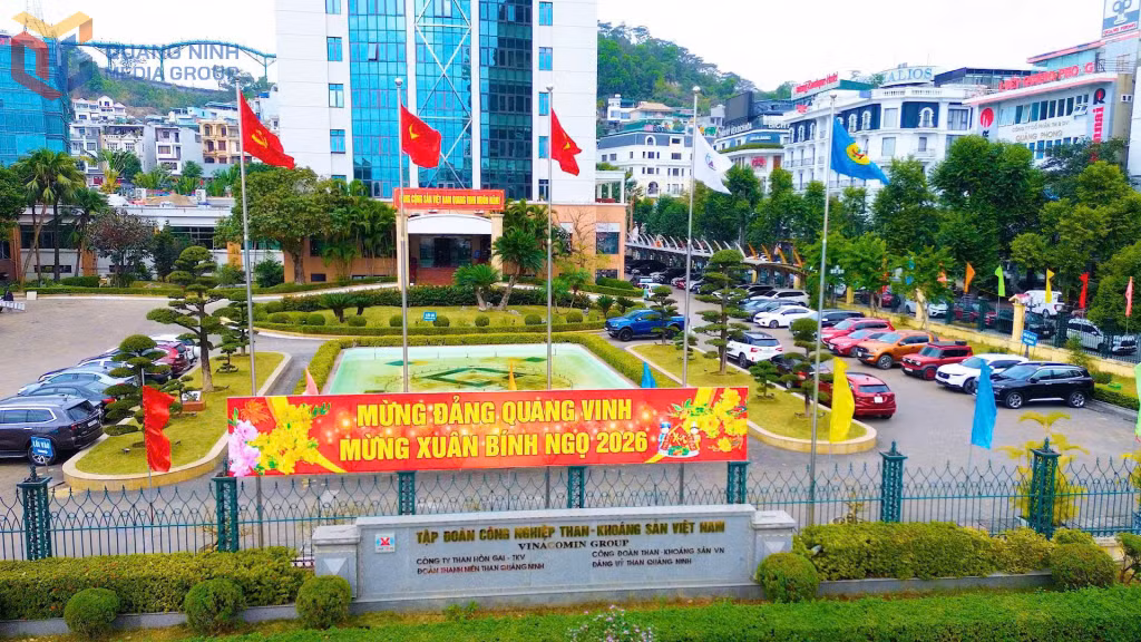Các cơ quan, đơn vị trên địa bàn phường Hồng Gai được chỉnh trang, treo cờ Tổ quốc, băng rôn, khẩu hiệu, góp phần tạo diện mạo khang trang, rực rỡ mừng xuân mới.
