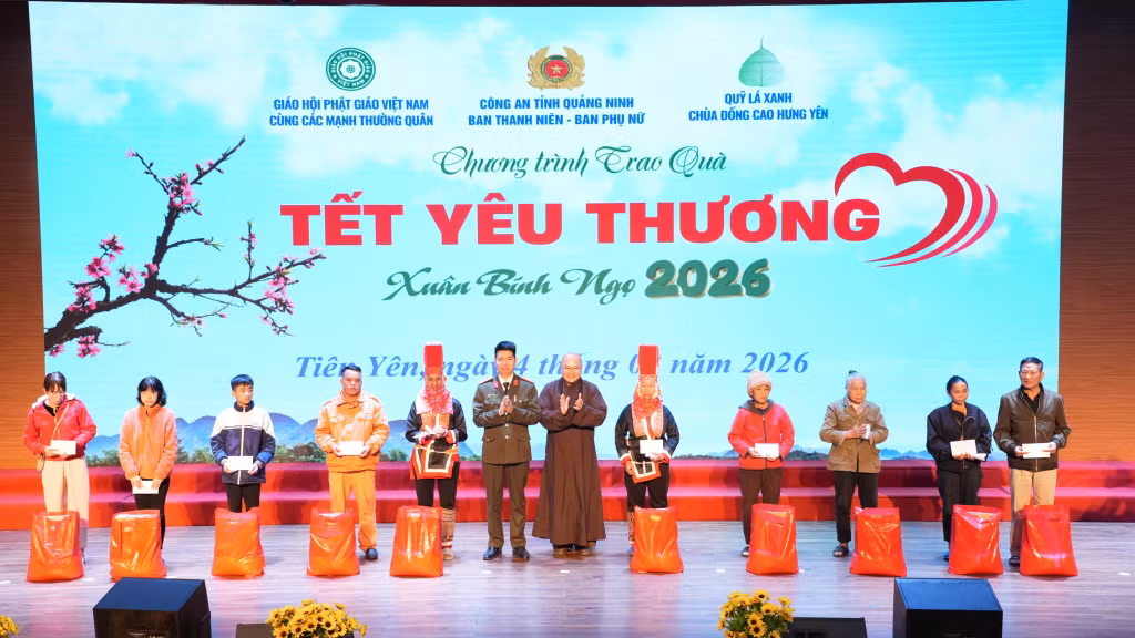 Trao tặng quà Tết cho các đối tượng có hoàn cảnh khó khăn tại xã Tiên Yên.