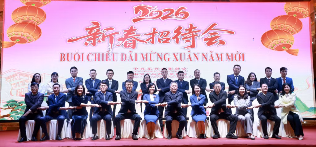 Các đại biểu chụp ảnh lưu niệm.