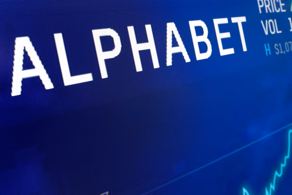 Logo của tập đoàn Alphabet xuất hiện trên màn hình tại sàn giao dịch Nasdaq MarketSite ở New York, Mỹ