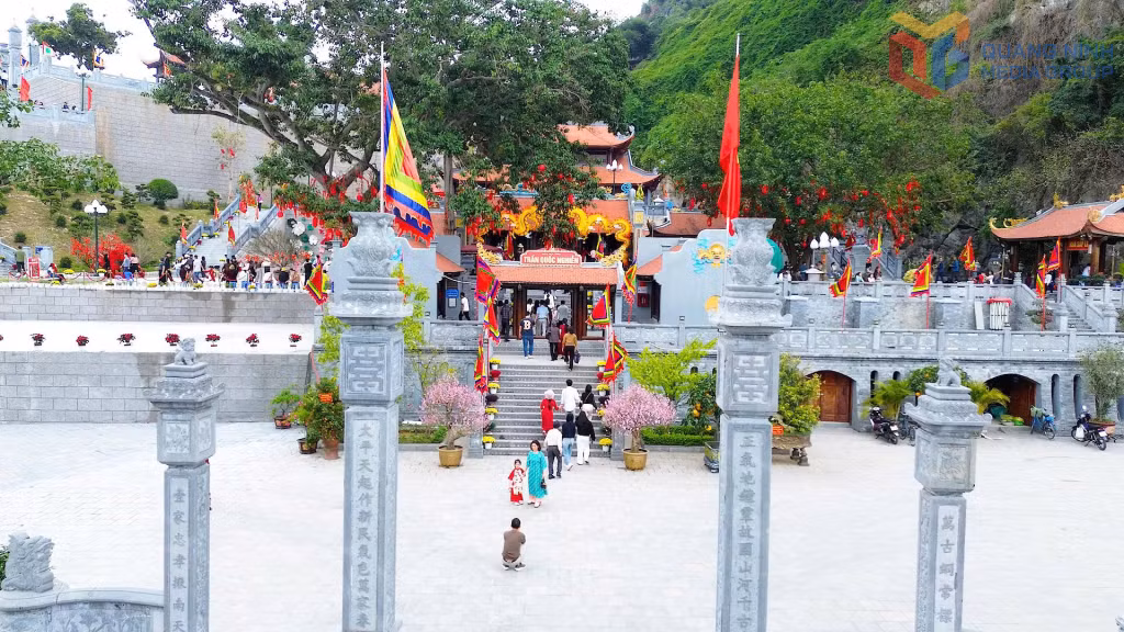 Với hạ tầng được mở rộng đồng bộ, khang trang, đền Đức Ông Trần Quốc Nghiễn ngoài giá trị tâm linh, nay còn có thêm giá trị của một điểm đến vãn cảnh hấp dẫn với rất nhiều người dân, du khách.