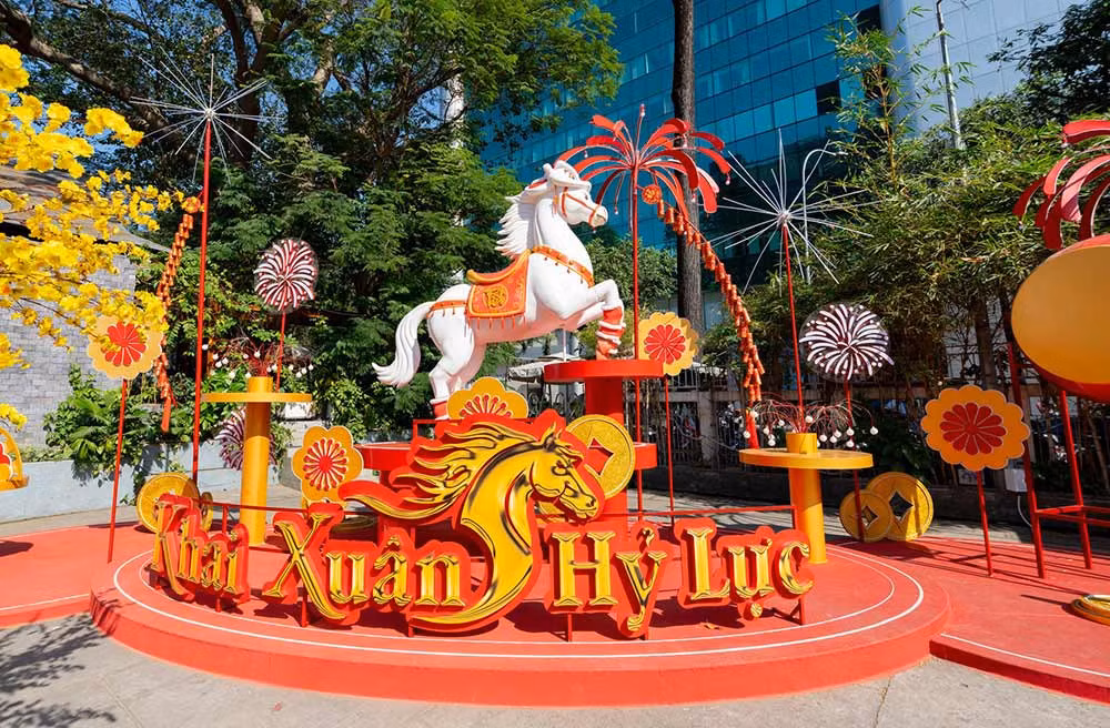 Góc check in với linh vật ngựa nổi bật ở lễ hội. Ảnh: Nhà văn hóa Thanh niên